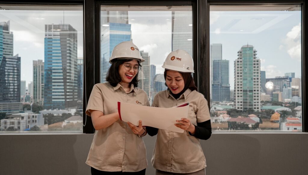 Équipe étudiant des plans de construction
